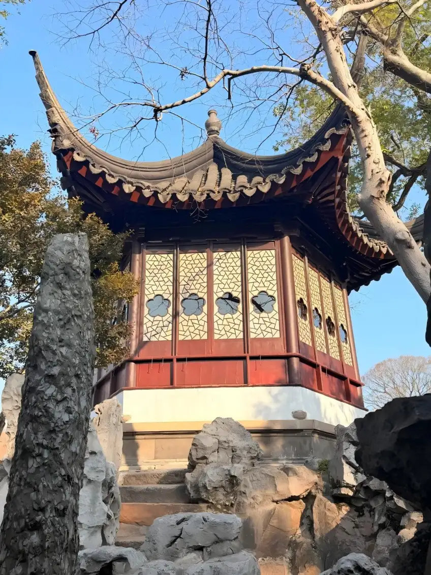 宜两亭飞檐梅花窗与假山叠石
