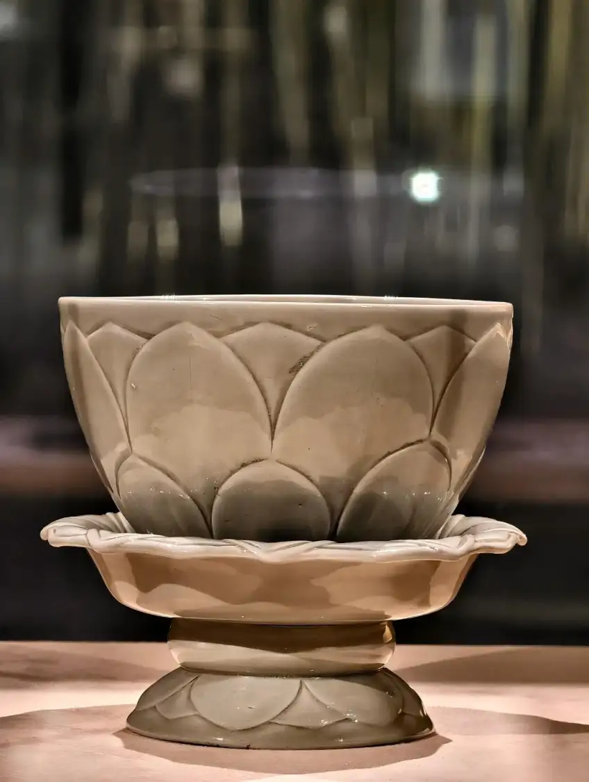 五代秘色瓷莲花碗与托盏近景