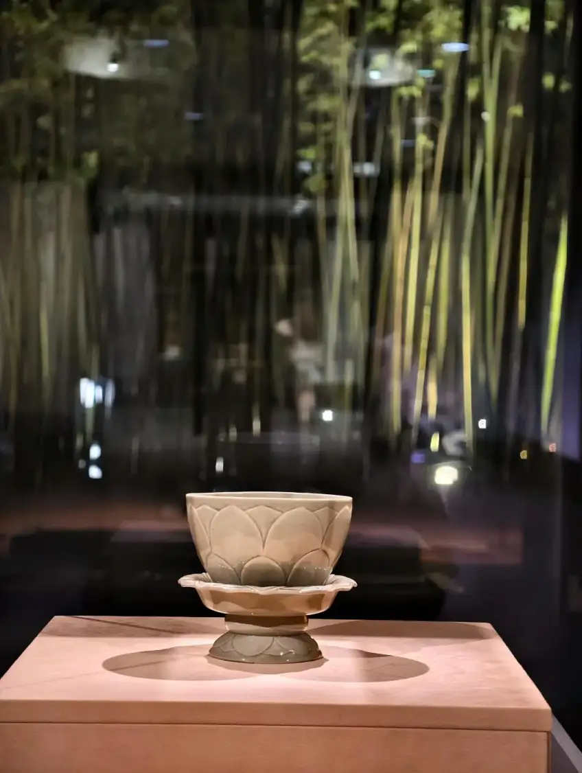 五代秘色瓷莲花碗馆藏特写