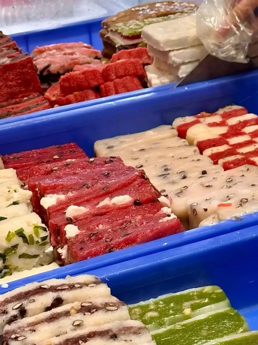 蓝塑料盒里红豆糕与青绿糕切片