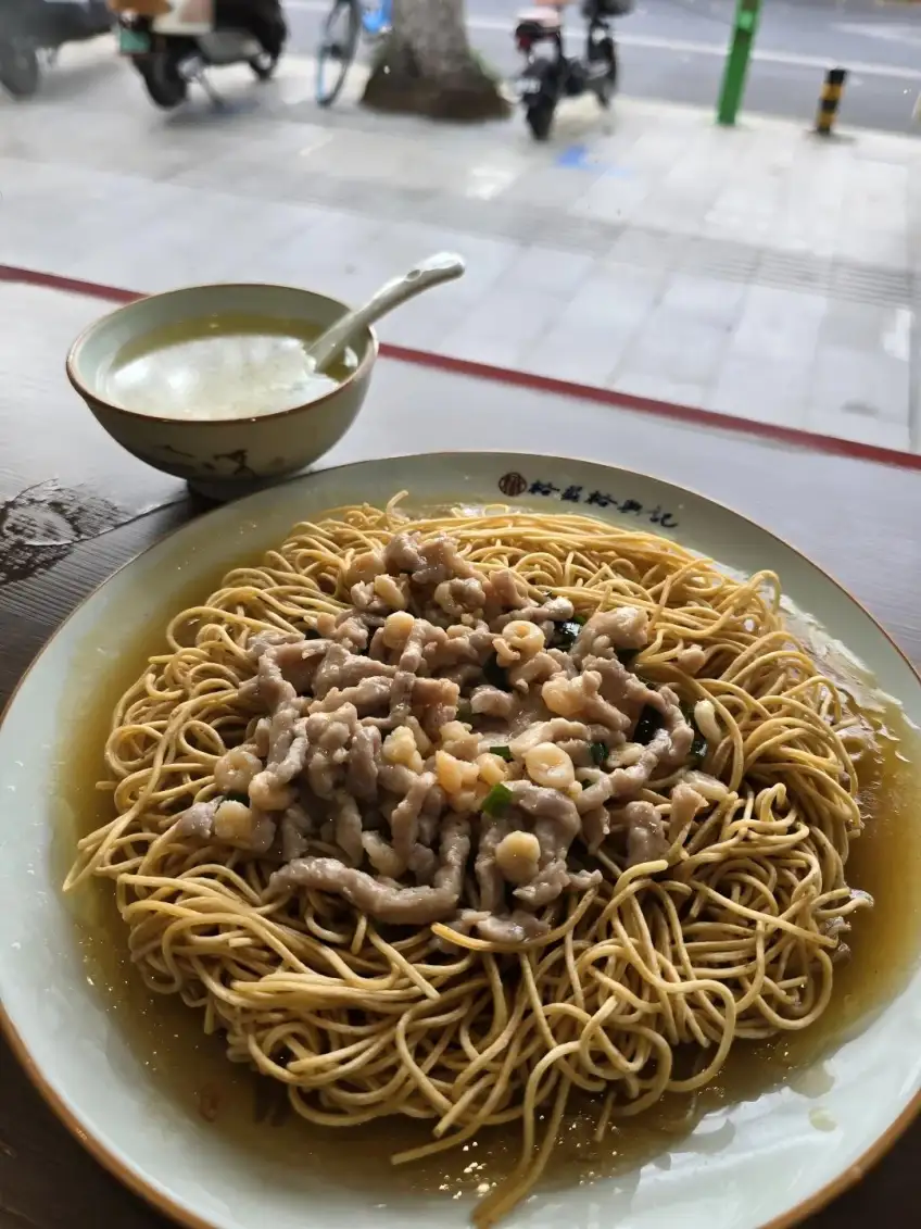 浅盘细面虾仁肉丝窗边特写