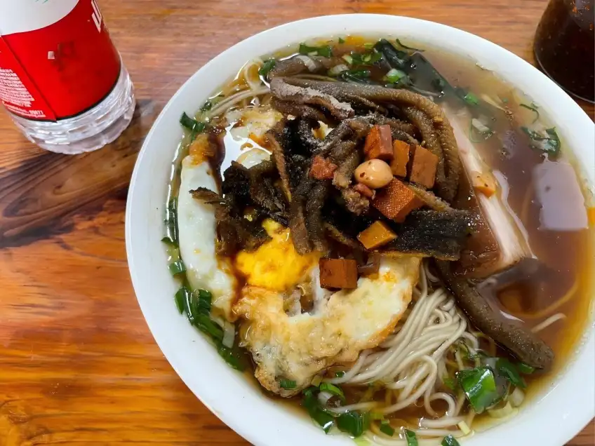 清汤细面爆鳝焖肉配煎蛋