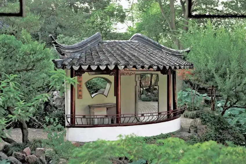 与谁同坐轩扇形小亭临水一景