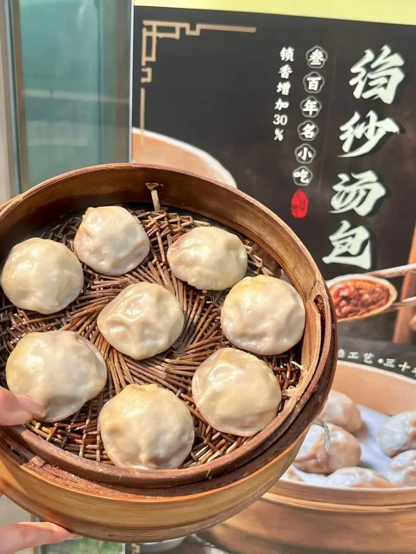 木笼屉中皮薄褶密汤包举手端出