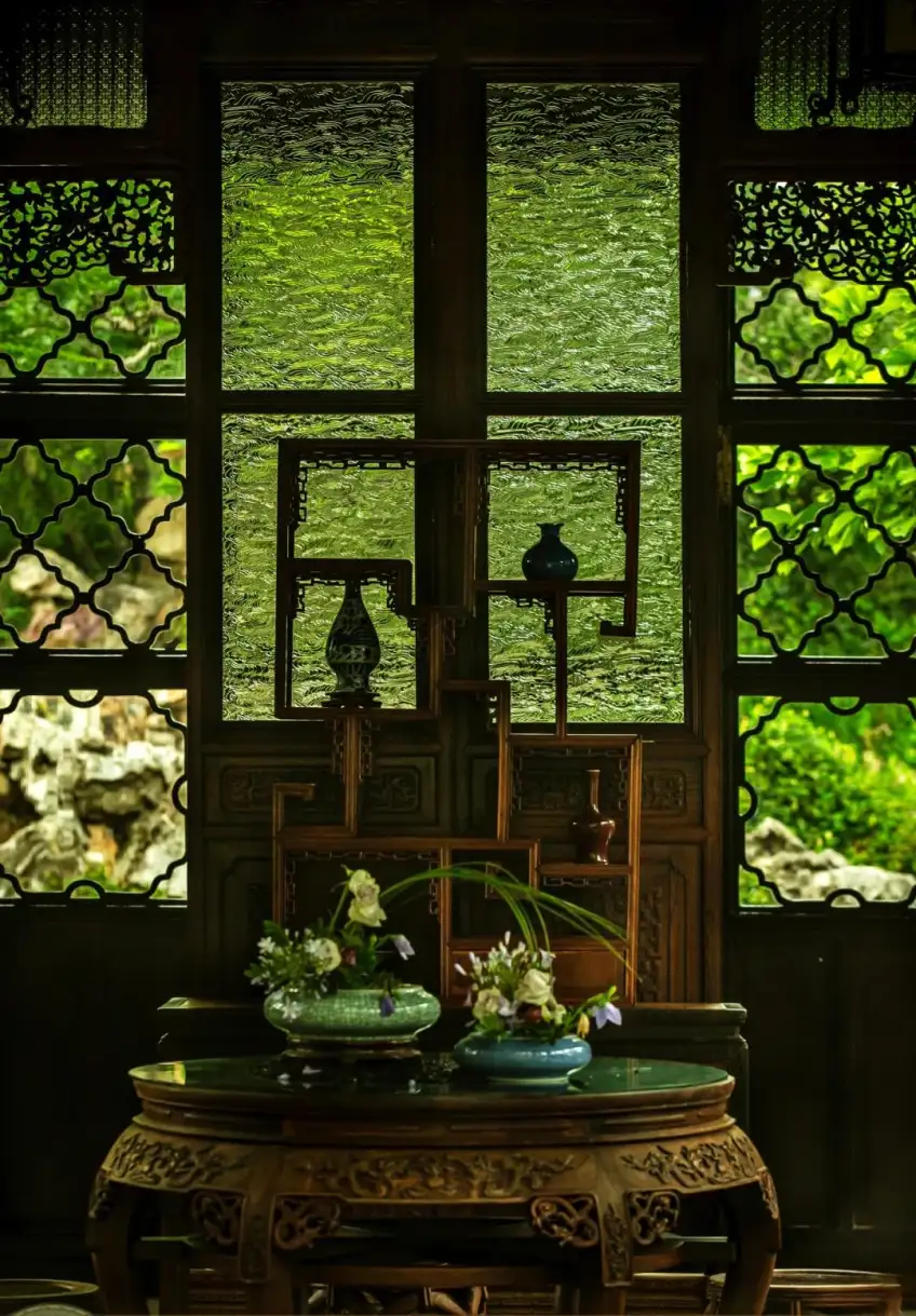 留听阁圆桌花器与花窗透出园中绿意