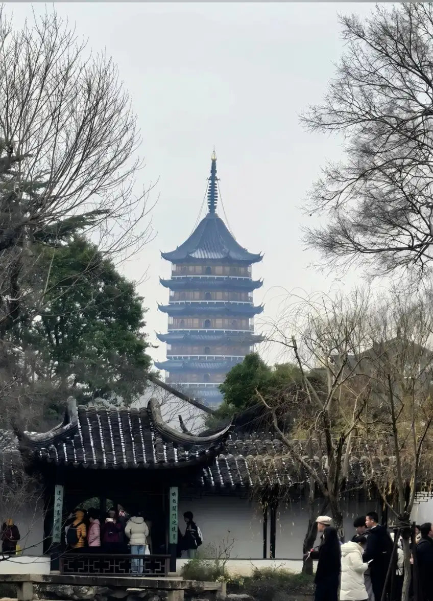 拙政园廊檐框取远景北寺塔借景
