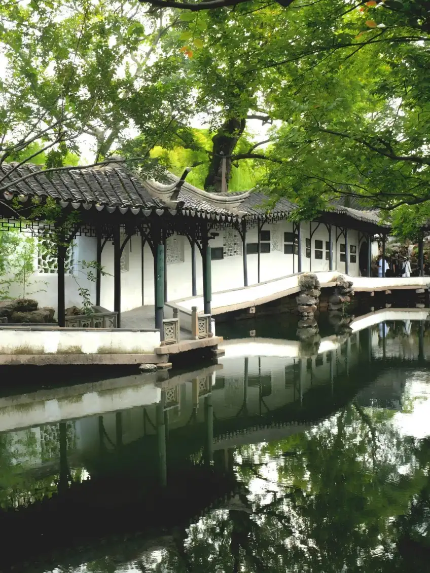 波形廊白墙漏窗临水倒影成双