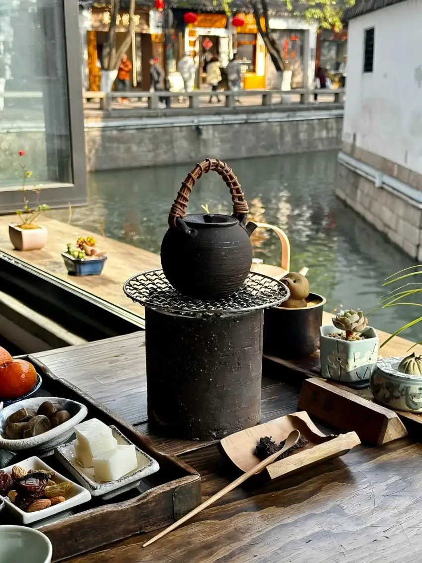 平江路茶馆茶点与桌面陈设