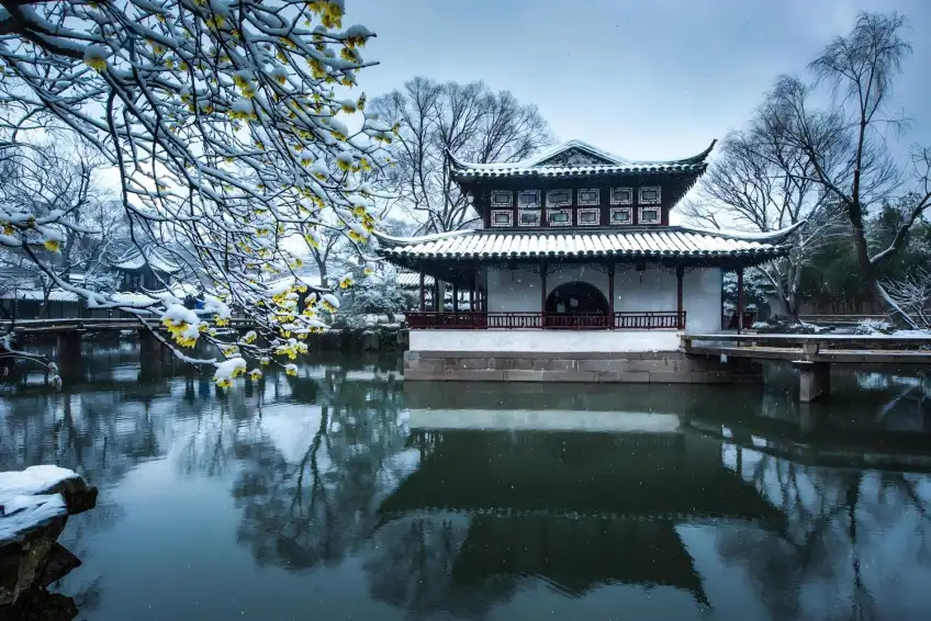 雪中水边亭阁与腊梅黄花前景