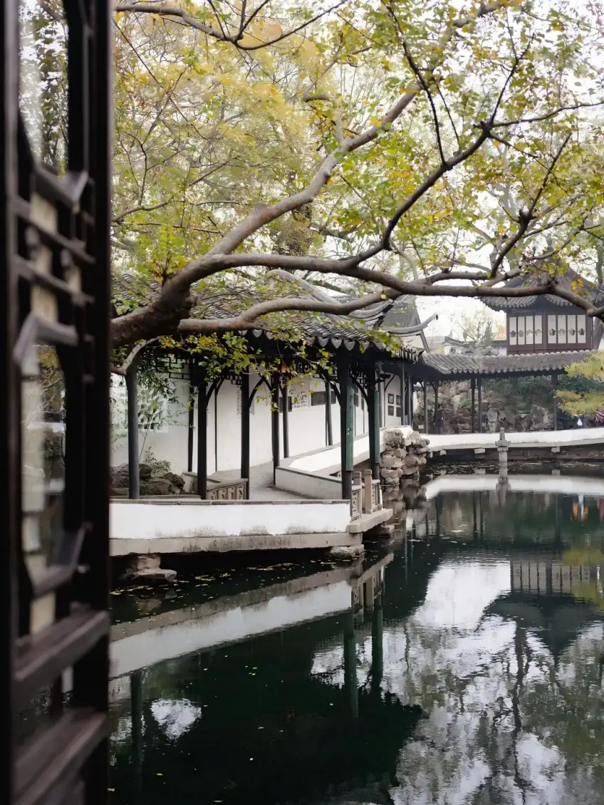 拙政园复廊贴水倒影秋树与廊影