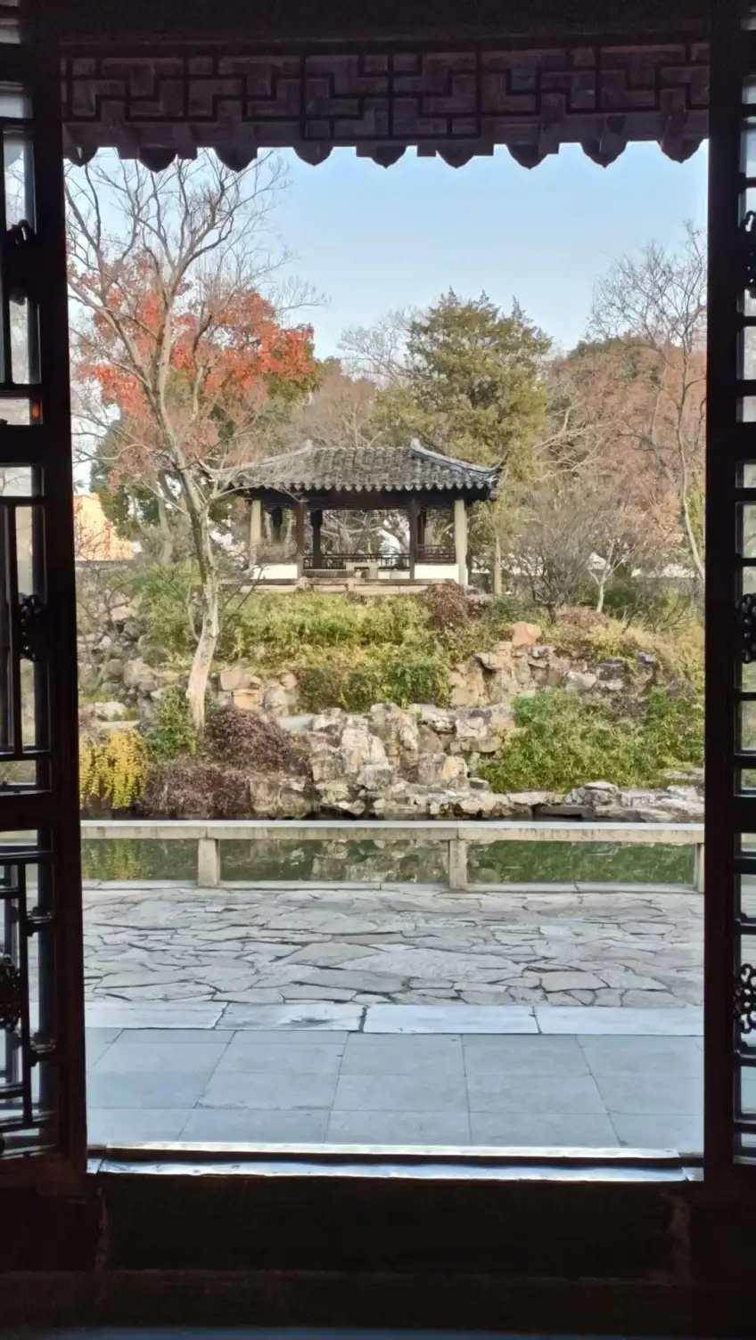 远香堂落地长窗框景雪香云蔚亭