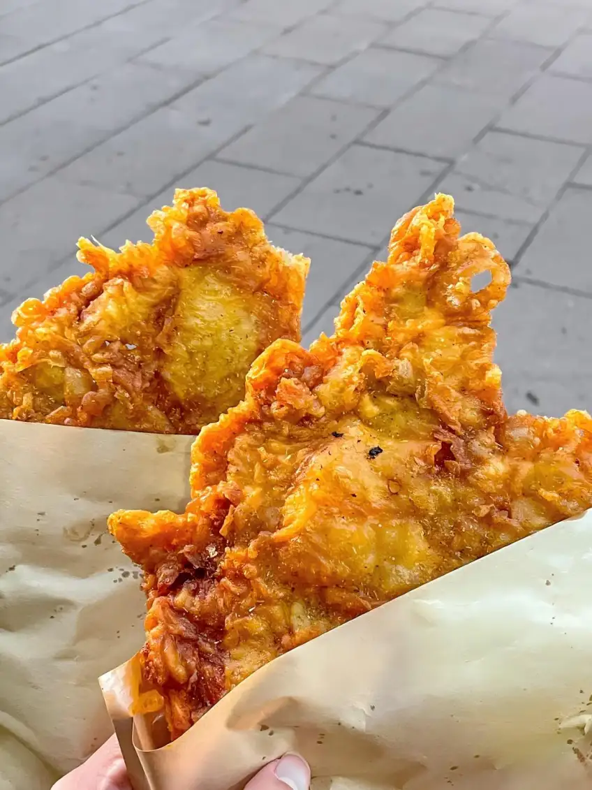 纸袋裹着两块金黄酥脆大排