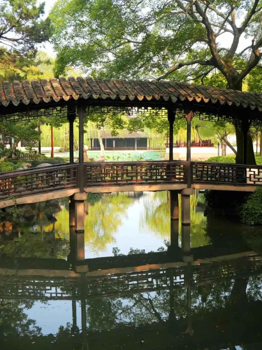 拙政园小飞虹廊桥贴水倒映绿荫