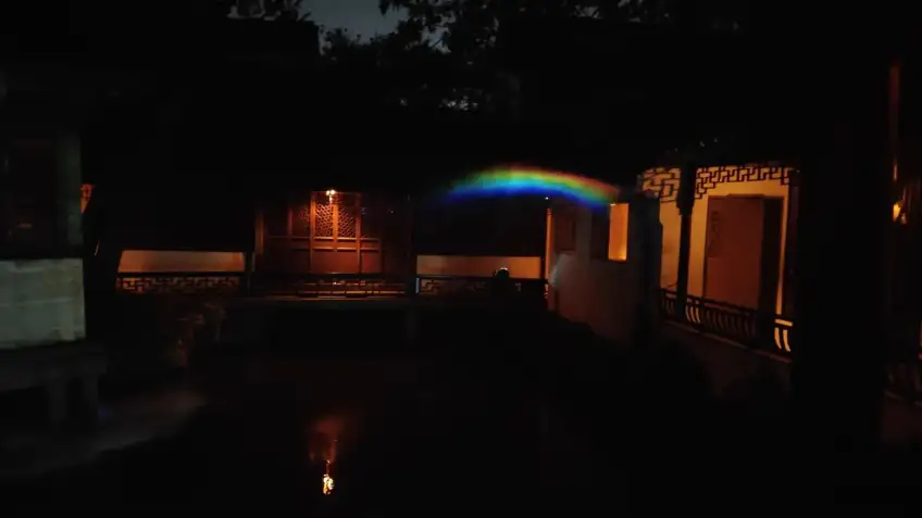 拙政园夜色廊桥暖窗与水面倒影