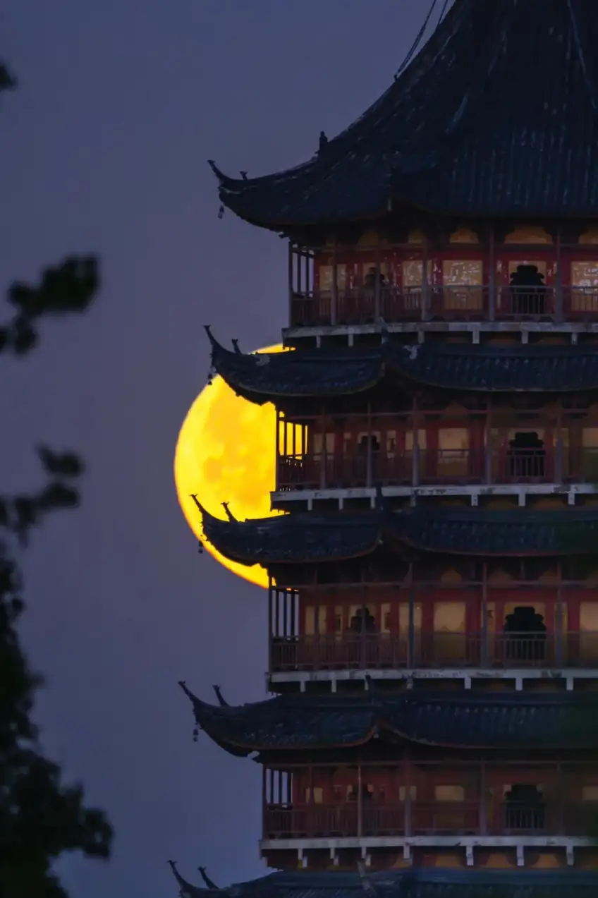 夜色中北寺塔轮廓映一轮橙黄满月
