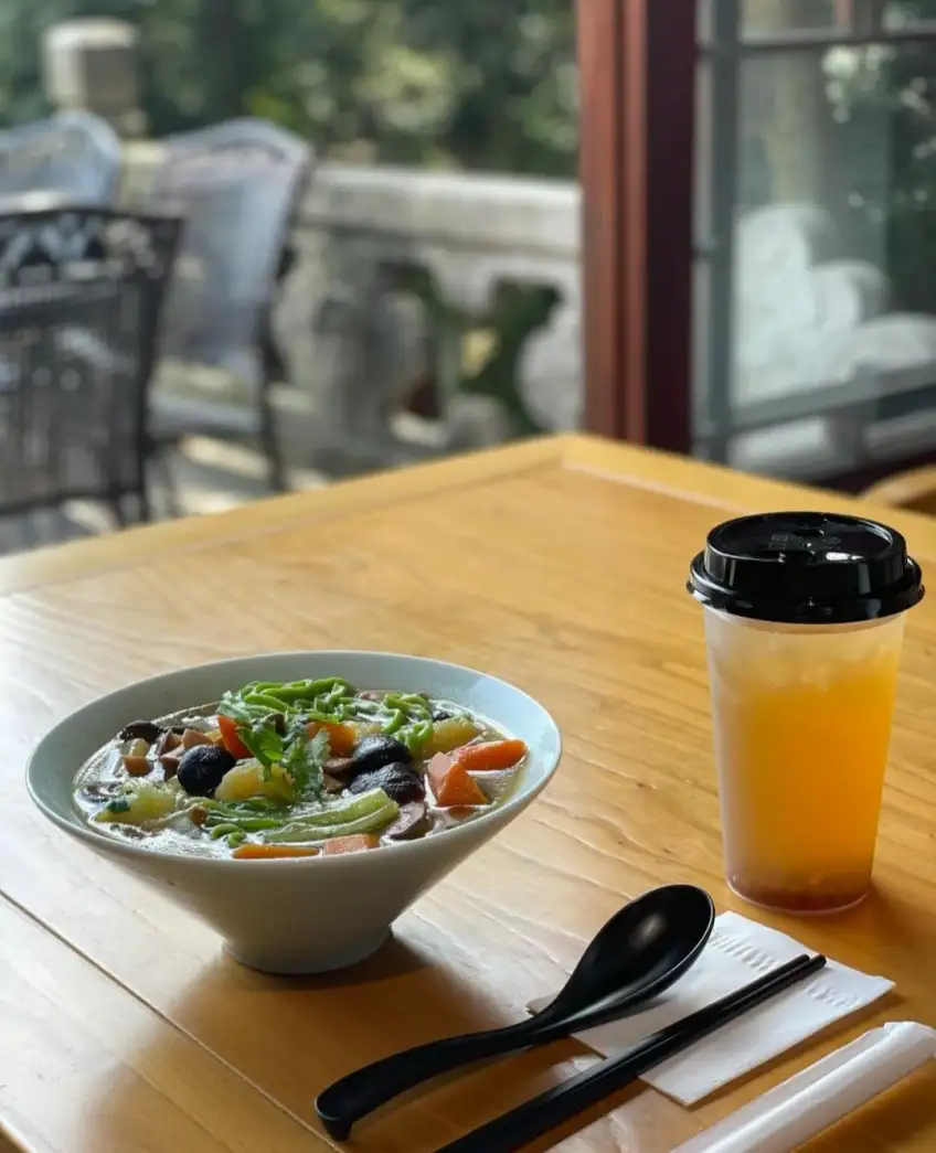 韬光茶庵观景台素面与冷饮桌面