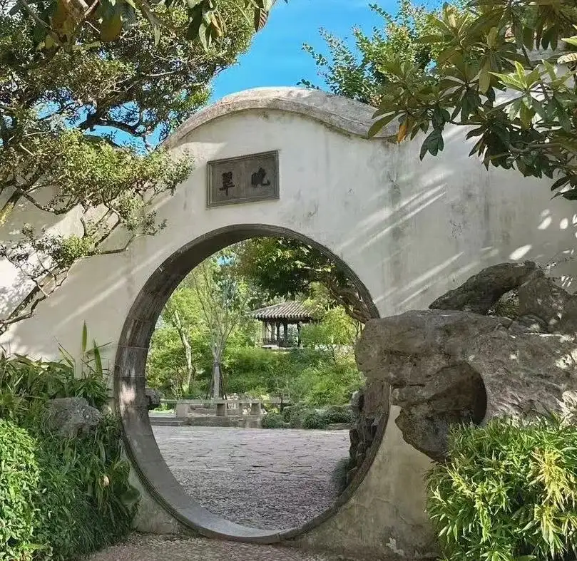 拙政园月洞门框出园景一角