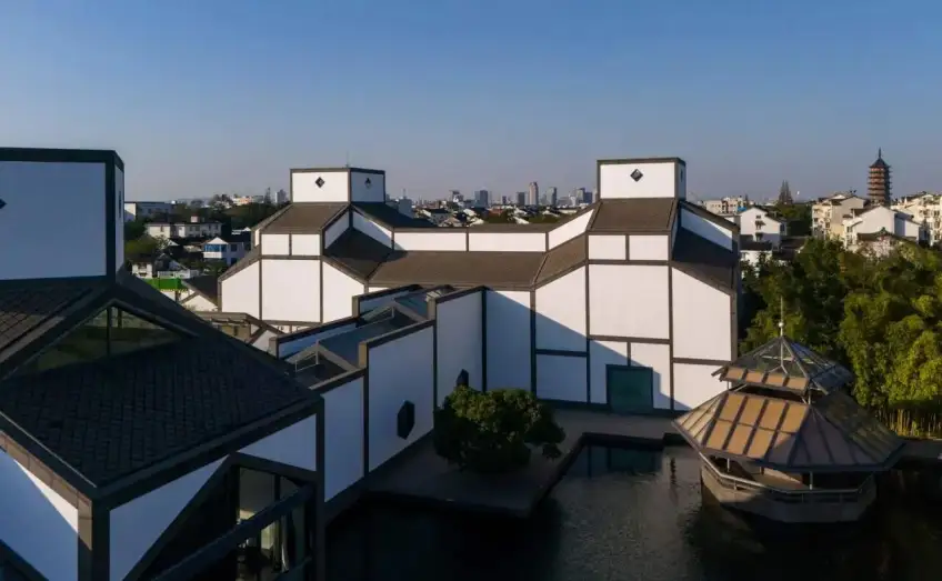 苏州博物馆白墙几何屋顶与庭院