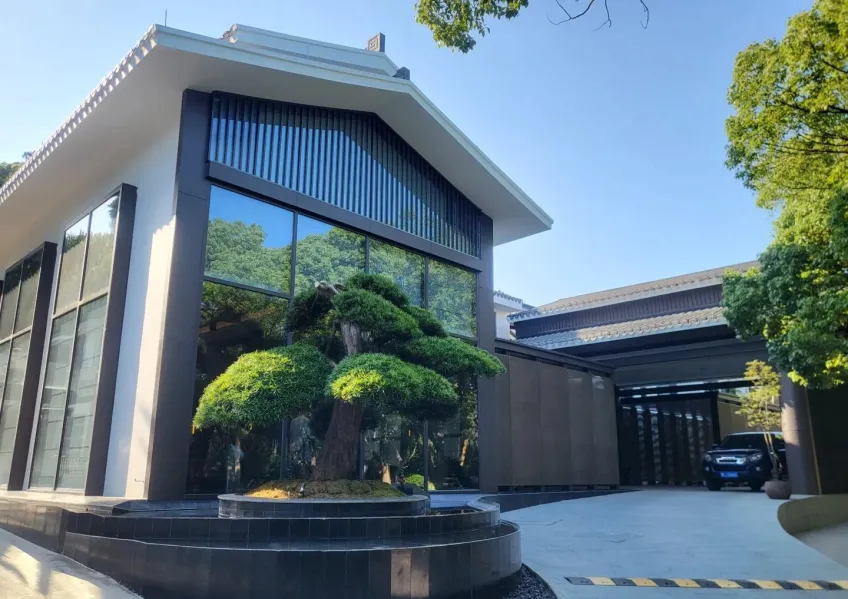 普陀山海景酒店玻璃幕墙外立面与庭院绿植