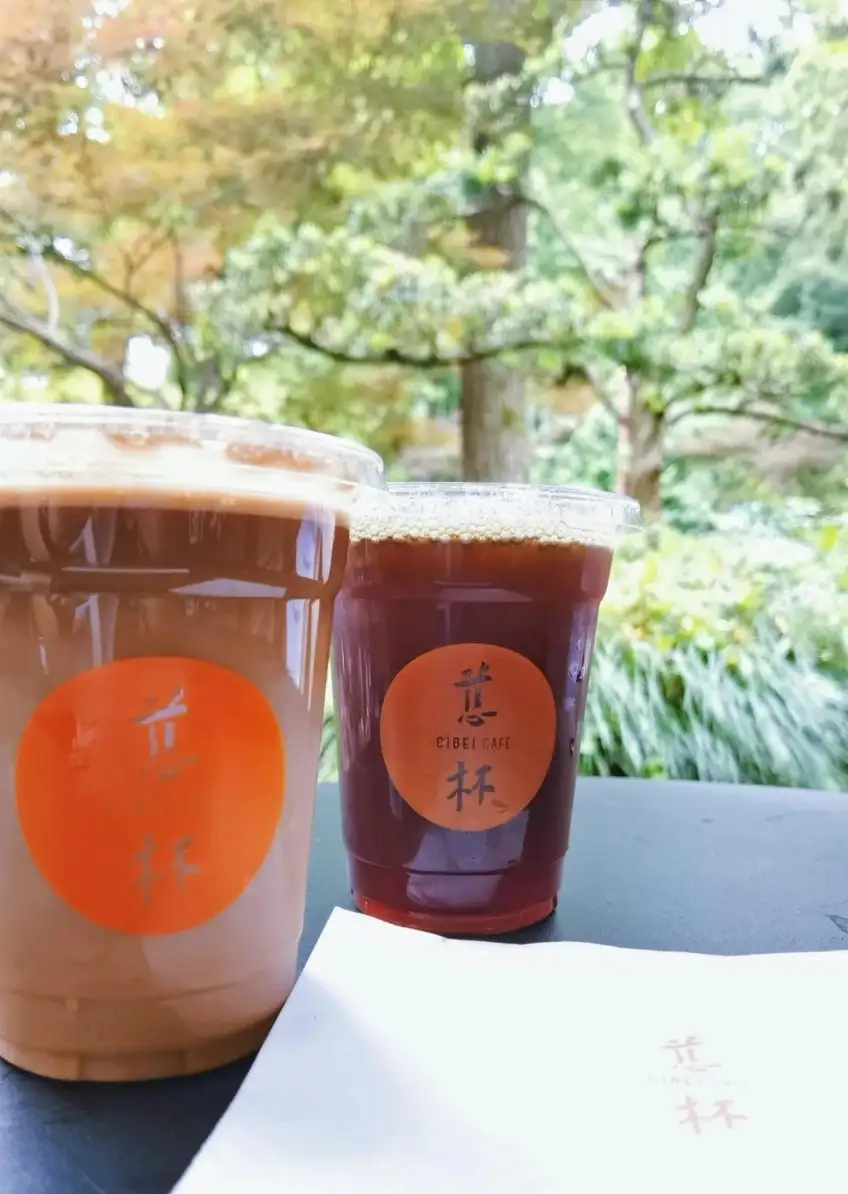 慈杯两杯咖啡林荫户外桌面