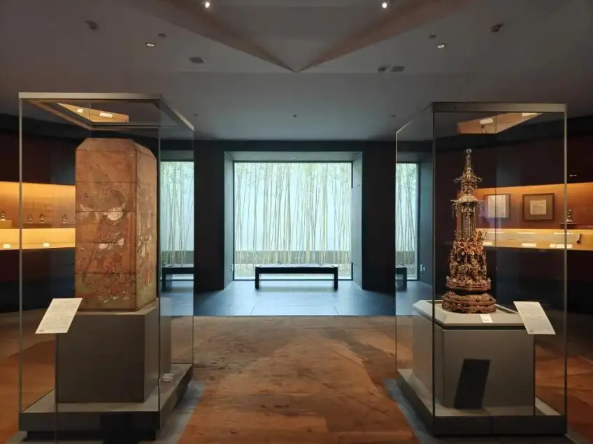 苏州博物馆展厅双柜与竹院窗景