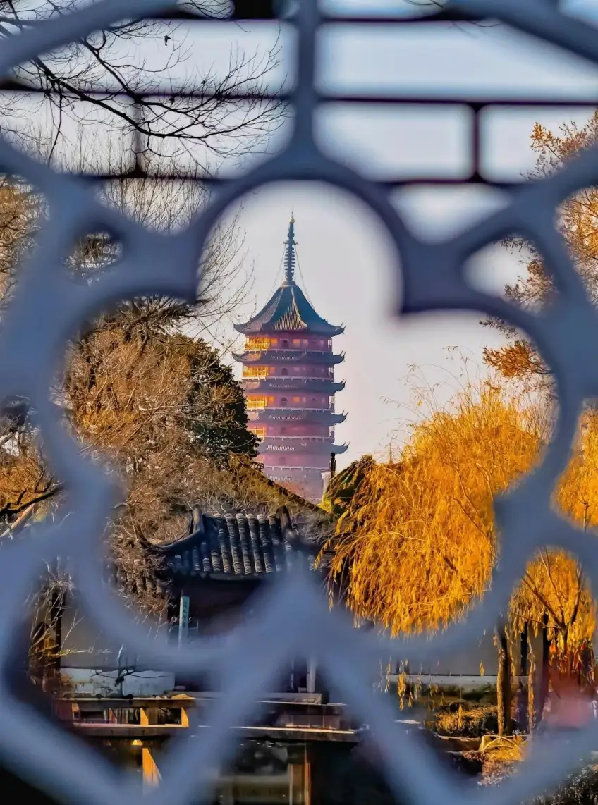 拙政园花窗框取北寺塔与暮色天光