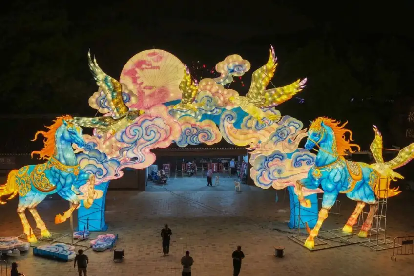 無錫榮氏梅園夜遊燈綵拱門與遊人