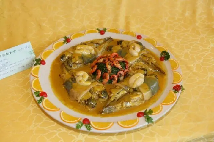 镇江河豚汤与配菜桌餐横构图