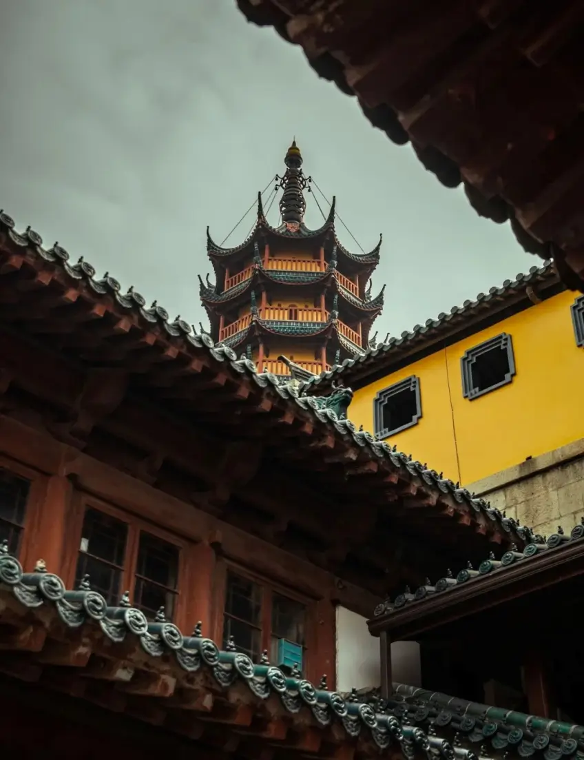 飛簷框景金山寺黃牆與古塔豎圖示意