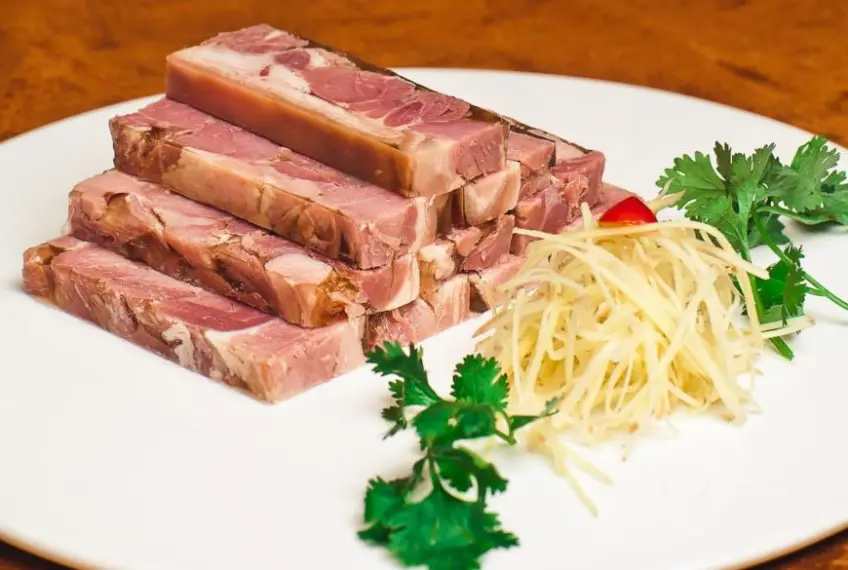 宴春餚肉薑絲白盤