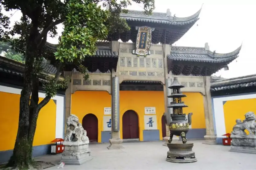 金山寺三门石牌坊黄墙红门与青铜香炉