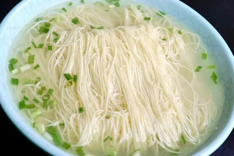 细如发丝的银丝面碗面特写近景