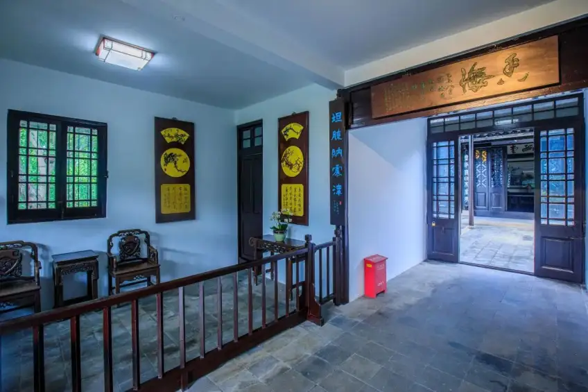 香海轩内椅案望向门外石院