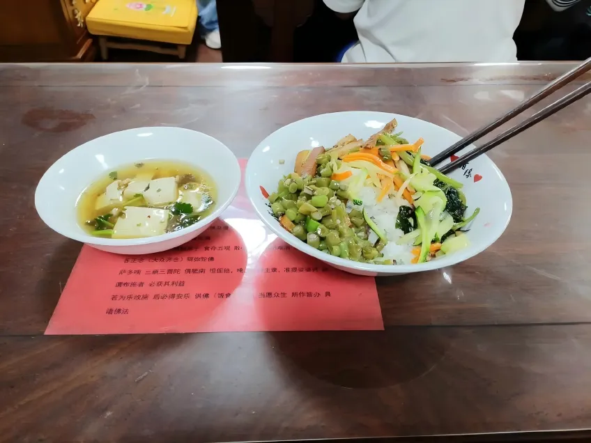 开原寺素斋馆桌面素菜与碗筷