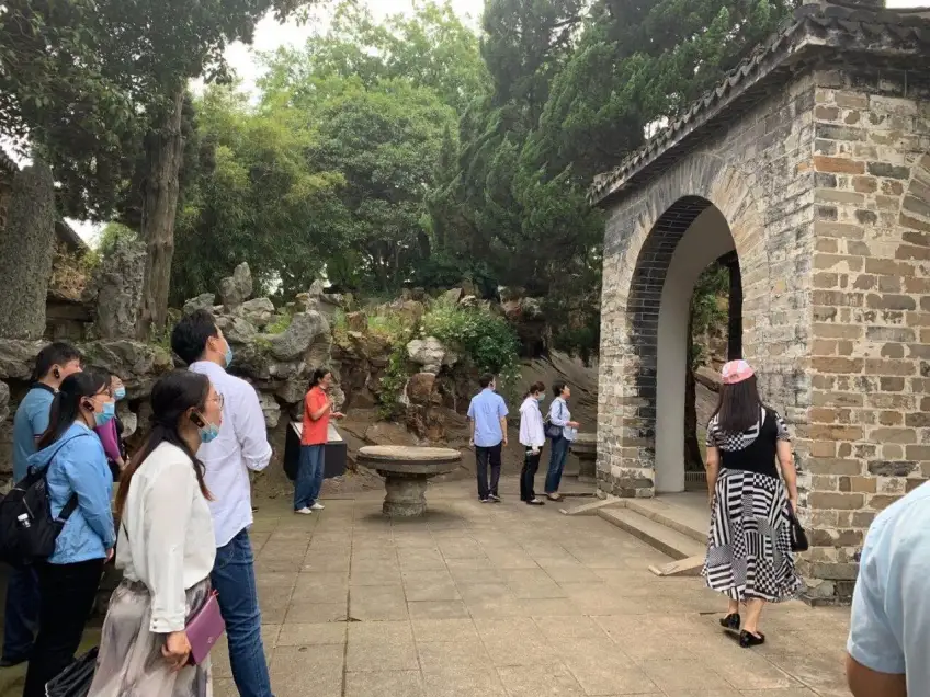 游客在乐农别墅石桌与拱门间参观