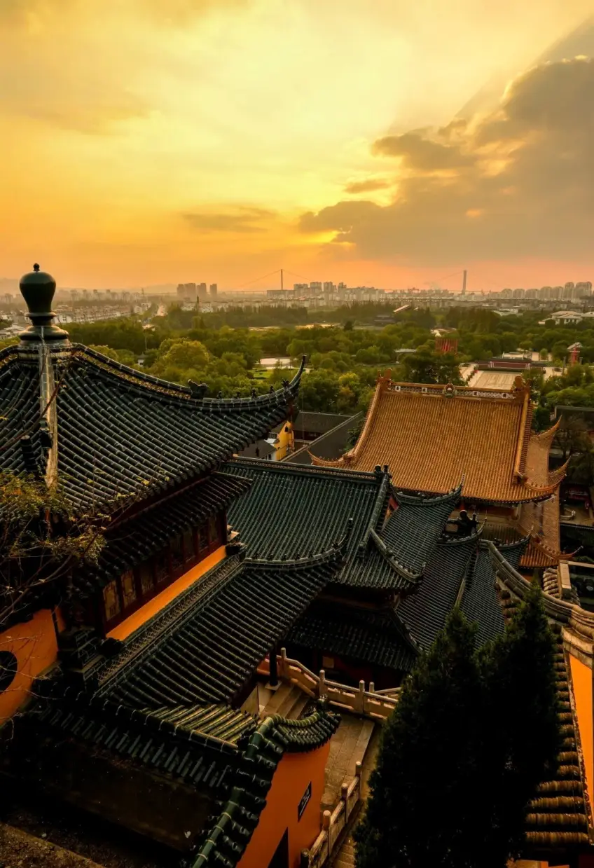 金山寺黄昏黑瓦飞檐俯瞰与远方城市剪影