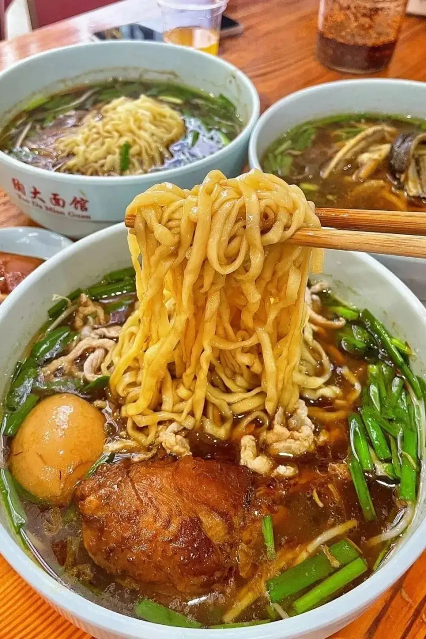 陶大面館鍋蓋麵夾起示意