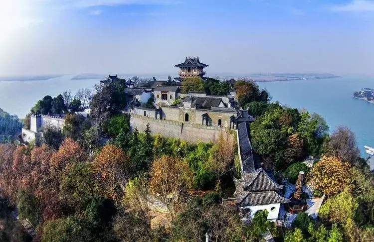 北固山临长江山脊绿树与亭台远眺