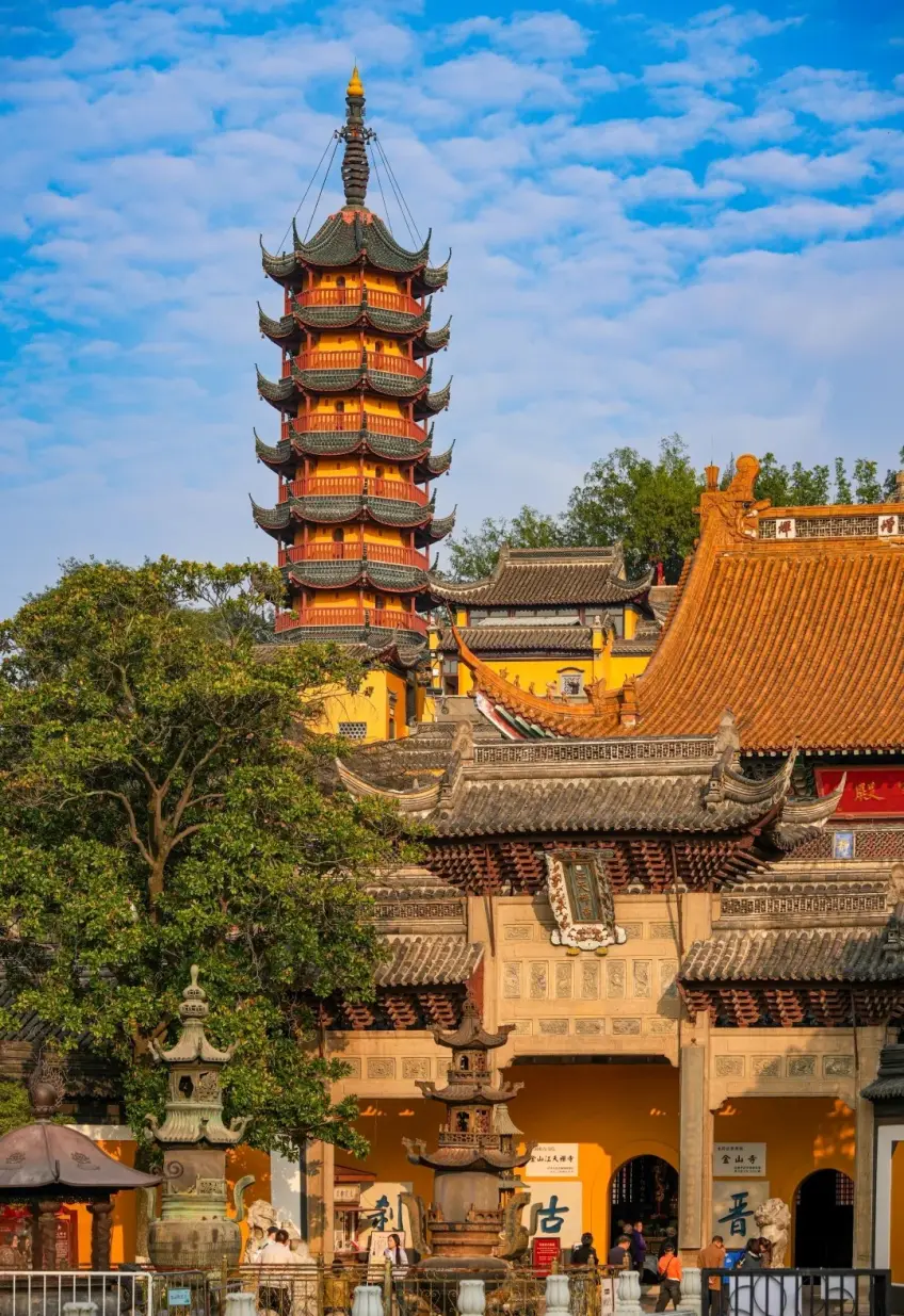 豎圖院內慈壽塔香爐與遊客
