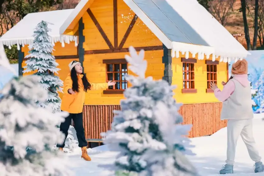 假雪木屋前游客嬉雪合影
