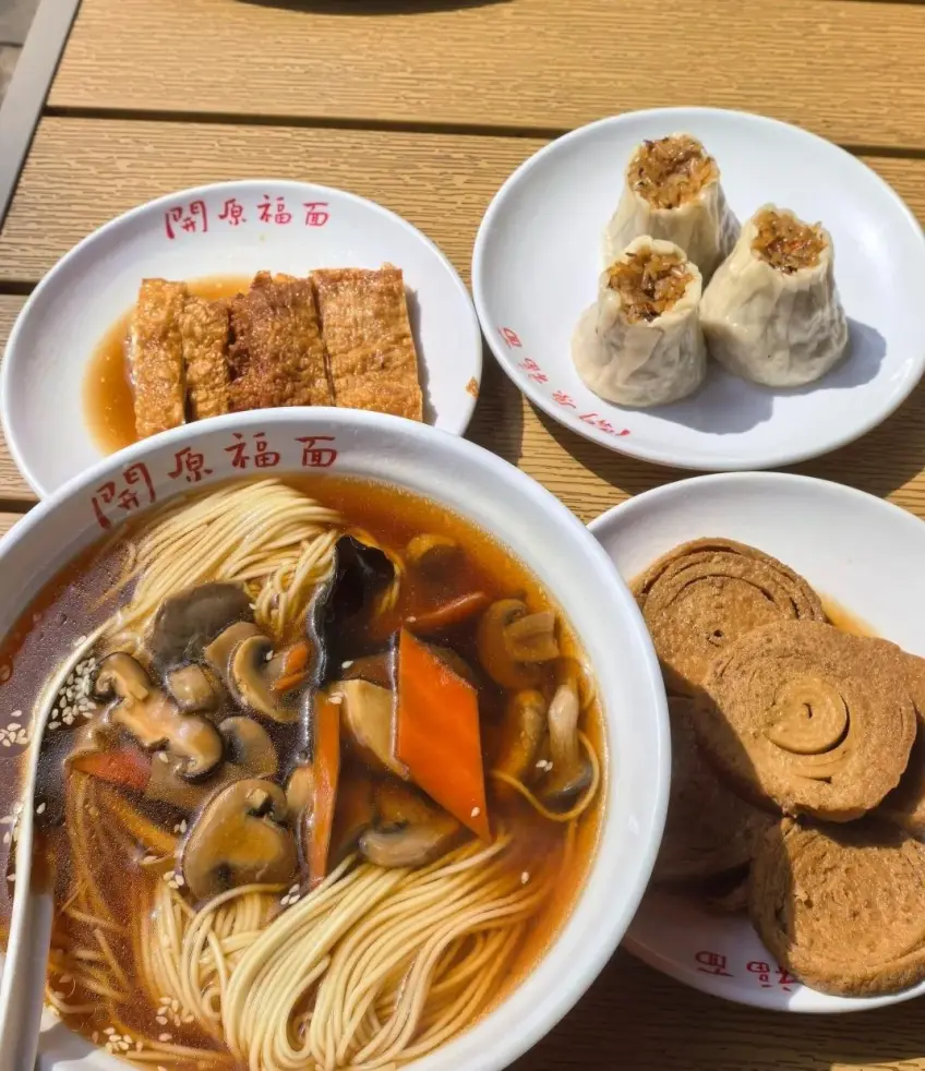 开原福面碗装素面配烧麦烤麸等小吃拼盘