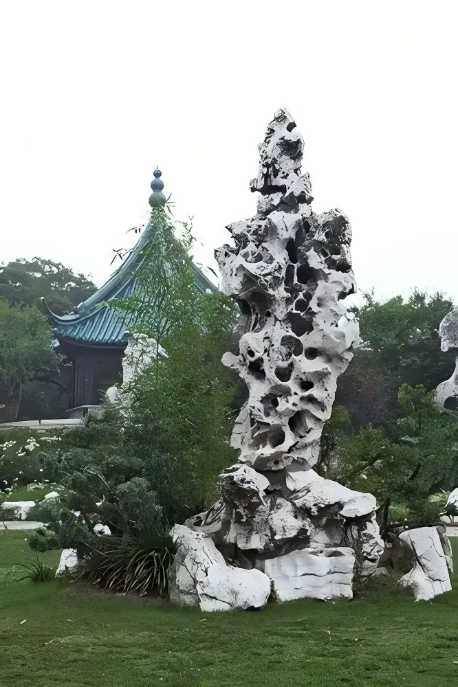 梅园草坪上带孔洞的太湖石与亭台