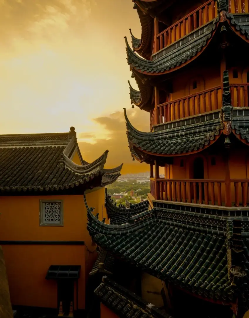 金山寺黄昏飞檐黄墙与多层宝塔暖色天空