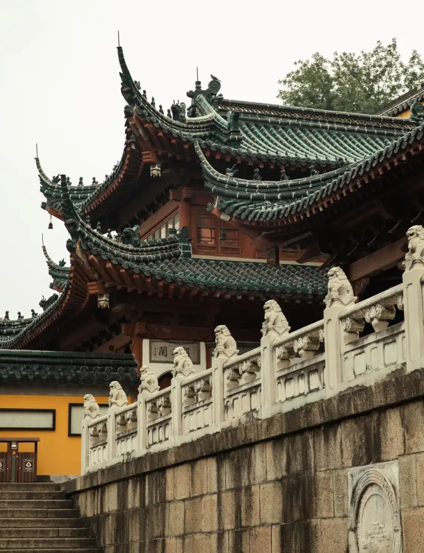 石欄獅柱前景仰拍飛簷黃牆豎圖示意