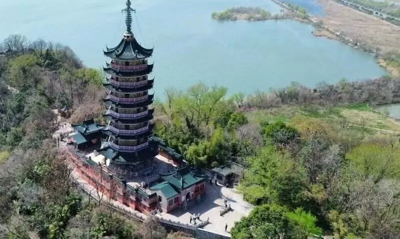 镇江焦山万佛塔红墙绿树与长江水面航拍
