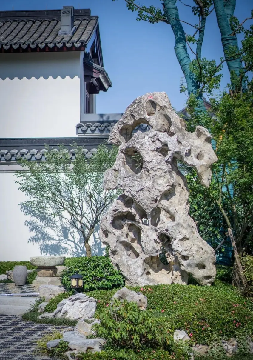 米芾拜石立峰孔窍特写