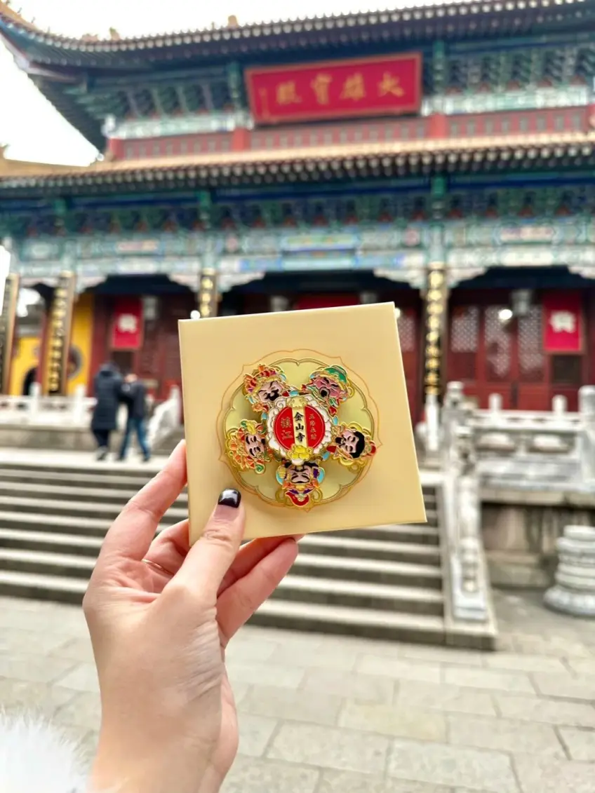 豎圖五路財貼盒裝大雄寶殿前