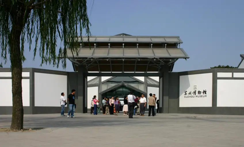 苏州博物馆白色门廊下游客合影留念