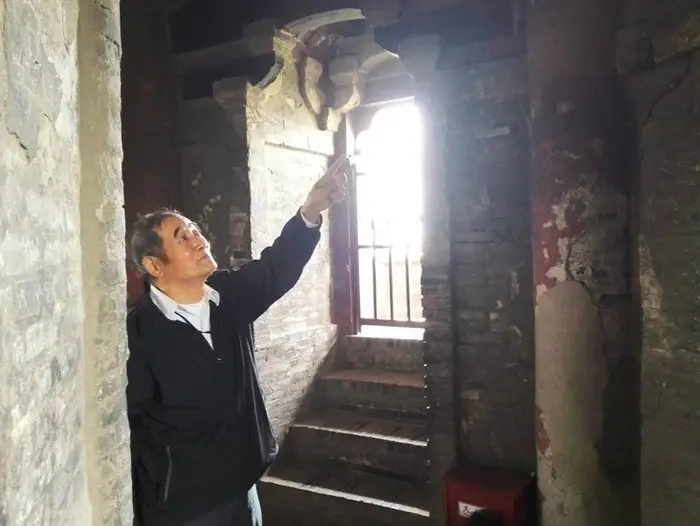 专家在瑞光塔内指认宋代观音壁画位置