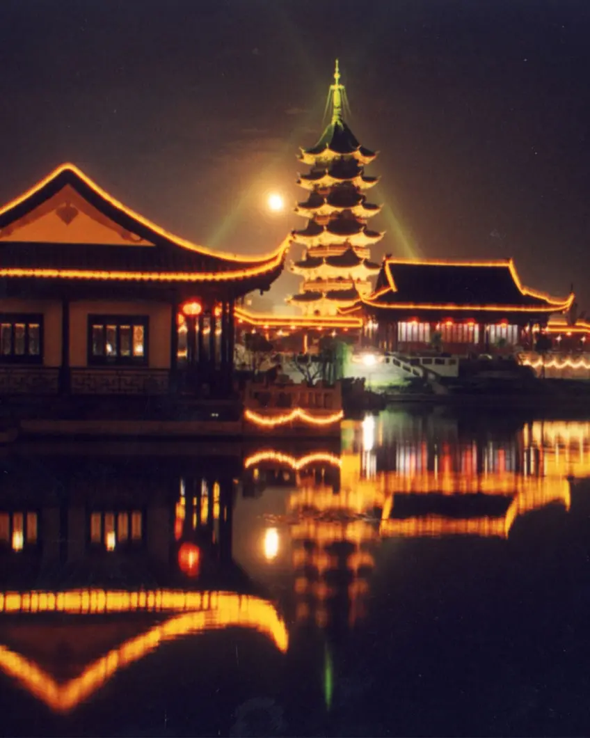 豎向示意瑞光塔金線夜景映水面